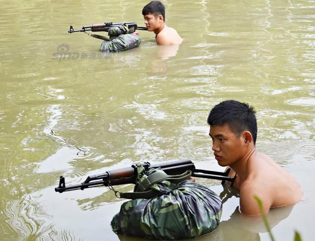 Cộng đồng mạng Trung Quốc choáng với quân phục Đặc công Việt Nam